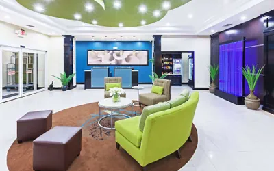 Photo 4 - La Quinta Inn & Suites by Wyndham Marshall