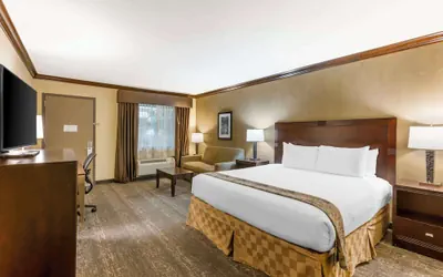 Photo 2 - Best Western Plus Raton Hotel