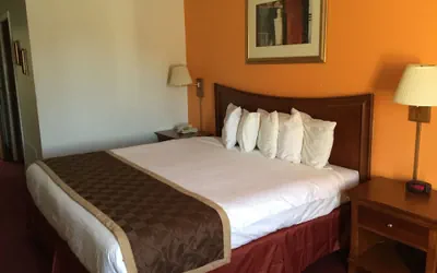 Photo 5 - Laketree Inn And Suites Marion