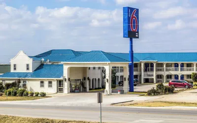 Photo 2 - Motel 6 Seguin, TX