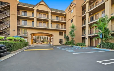Photo 2 - Howard Johnson by Wyndham Pasadena