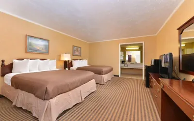 Photo 4 - Executive Plus Inn & Suites