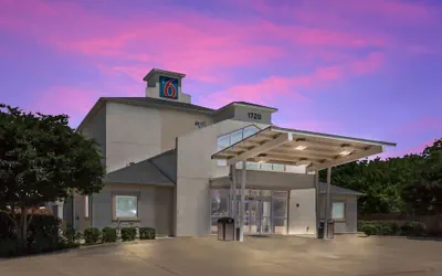 Photo 2 - Motel 6 Cleburne, TX