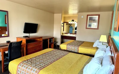Photo 4 - Claridge Inn