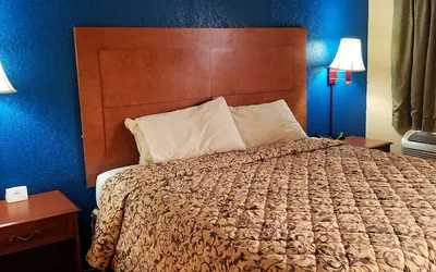 Photo 4 - Executive Inn