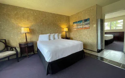 Photo 4 - Huntington Suites