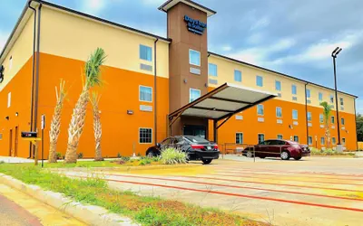 Photo 2 - Days Inn & Suites by Wyndham Horn Lake/Memphis Graceland