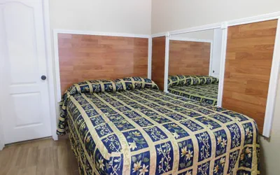 Photo 4 - Hillcrest Motel