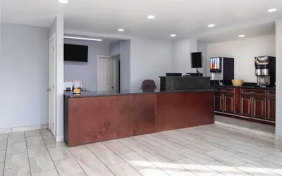 Photo 3 - Super 8 by Wyndham Portsmouth - Norfolk