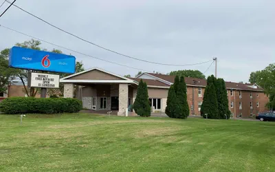 Photo 2 - Studio 6 Rockford, IL