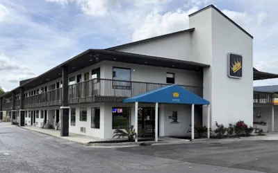 Super 8 by Wyndham Richmond Hill