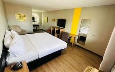Photo 3 - Super 8 by Wyndham Richmond Hill