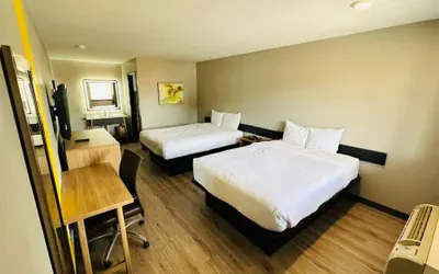 Photo 5 - Super 8 by Wyndham Richmond Hill