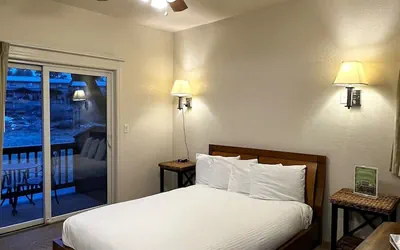 Photo 5 - Canyon Plaza Premier Studios and Apts