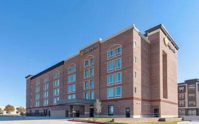 Photo 2 - La Quinta Inn & Suites by Wyndham Dallas - Frisco Stadium