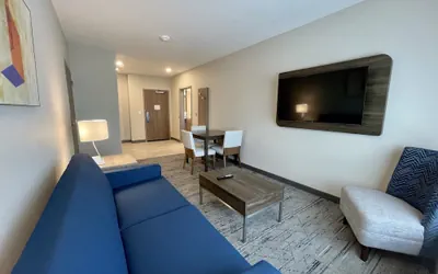 Photo 2 - Holiday Inn Express & Suites Ft. Smith Airport by IHG