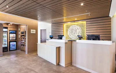 Photo 2 - Fairfield by Marriott Inn & Suites San Francisco Airport Oyster Point Area
