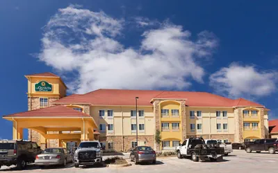 Photo 2 - La Quinta Inn & Suites by Wyndham Floresville