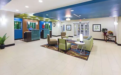 Photo 4 - La Quinta Inn & Suites by Wyndham Floresville