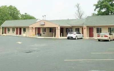 Photo 2 - Budget Motor Lodge