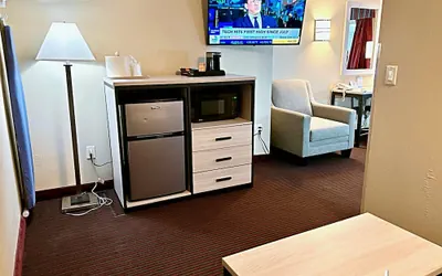 Photo 4 - Travel Inn & Suites