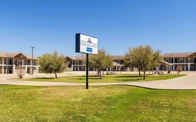 Photo 2 - Eagle's Den Three Rivers Texas a Travelodge by Wyndham