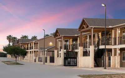Photo 2 - Eagle's Den Suites Carrizo Springs a Travelodge by Wyndham