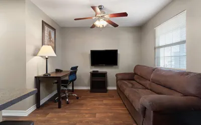 Photo 5 - Eagle's Den Suites Carrizo Springs a Travelodge by Wyndham