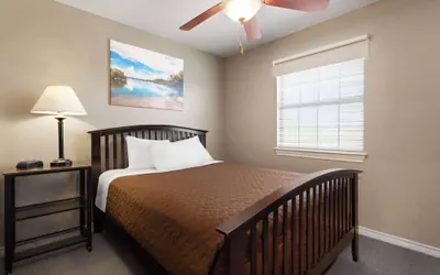 Photo 4 - Eagle's Den Suites Cotulla a Travelodge by Wyndham