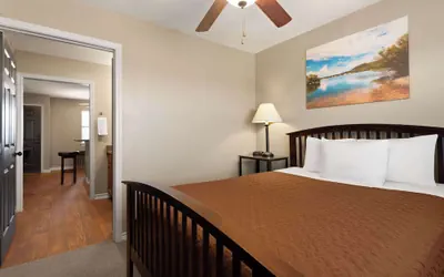 Photo 5 - Eagle's Den Suites Cotulla a Travelodge by Wyndham