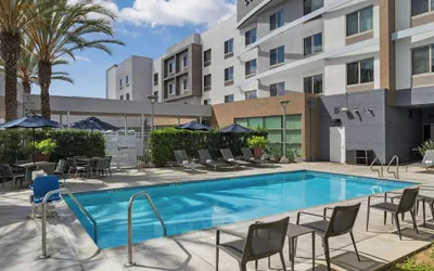Photo 2 - Courtyard by Marriott Long Beach Airport