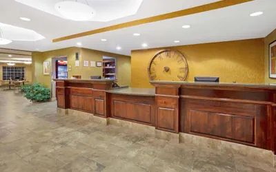 Photo 3 - La Quinta Inn & Suites by Wyndham Dickinson