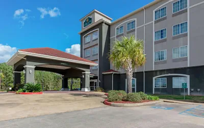 Photo 2 - La Quinta Inn & Suites by Wyndham Leesville Ft. Polk