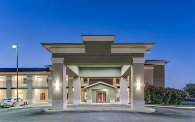 Photo 2 - Super 8 by Wyndham Cotulla TX
