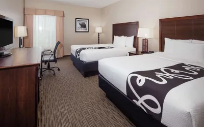 Photo 2 - La Quinta Inn & Suites by Wyndham Inglewood