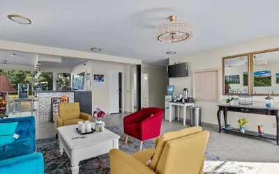 Photo 2 - Red Arrow Inn & Suites, a Travelodge by Wyndham