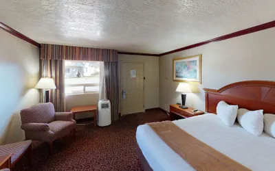 Photo 5 - Red Arrow Inn & Suites, a Travelodge by Wyndham