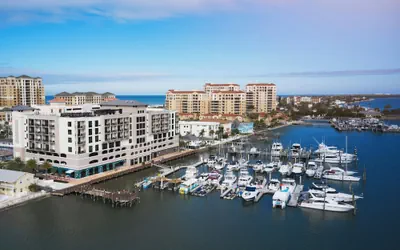 Photo 2 - Courtyard by Marriott Clearwater Beach