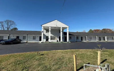 Photo 2 - OYO Hotel Economy Inn US-29 Danville