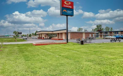 Photo 2 - Suburban Studios Neenah-Appleton