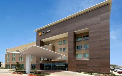Photo 2 - La Quinta Inn & Suites by Wyndham Round Rock near Kalahari