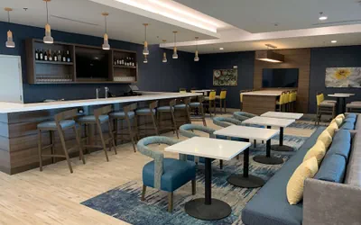 Photo 4 - La Quinta Inn & Suites by Wyndham Round Rock near Kalahari