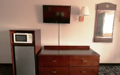 Photo 4 - Economy Inn