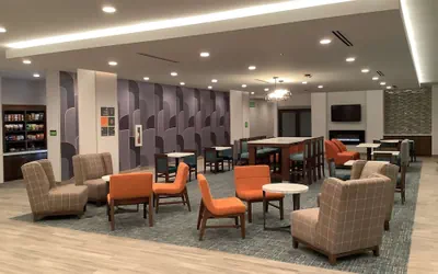 Photo 3 - La Quinta Inn & Suites by Wyndham Littleton/Red Rocks