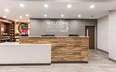 Photo 4 - Hampton Inn & Suites Benton Harbor