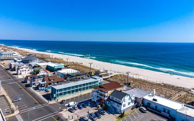 Photo 2 - Boardwalk Sand & Surf Inn Oceanfront