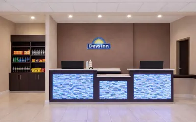 Photo 4 - Days Inn & Suites by Wyndham Tomball/Houston NW