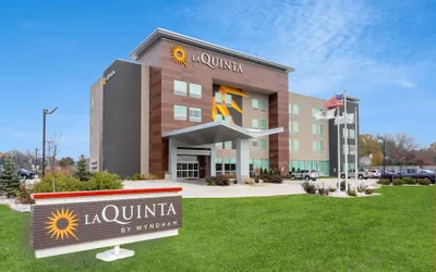 Photo 2 - La Quinta Inn & Suites by Wyndham Shorewood