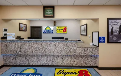 Photo 4 - Days Inn by Wyndham Perrysburg/Toledo