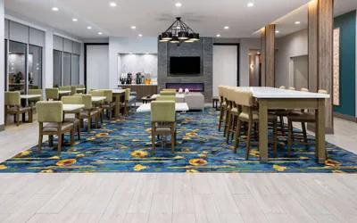 Photo 4 - La Quinta Inn & Suites by Wyndham Locust Grove